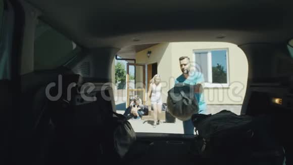 汽车后备箱里的家庭包装袋视频的预览图