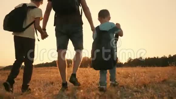 幸福的家庭周游世界父亲和两个儿子从事户外旅游健康生活方式的概念视频的预览图