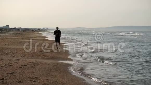 人正沿着海滩奔跑视频的预览图