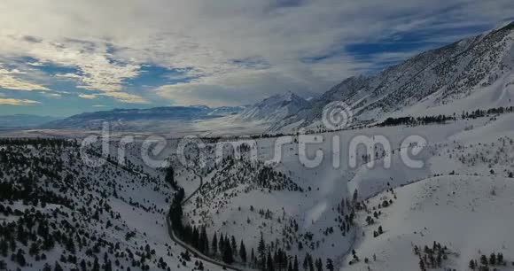 冬天的山脉视频的预览图