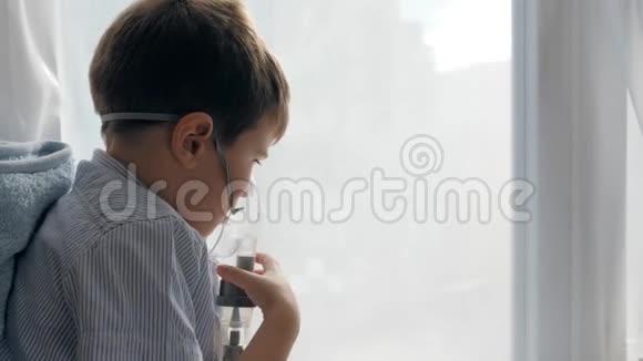 雾化器程序患病儿童通过吸入压缩机呼吸治疗呼吸道疾病视频的预览图