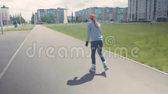 女孩驾驶溜冰鞋年轻的黑发女人在市中心的街道上骑着内排溜冰鞋视频的预览图