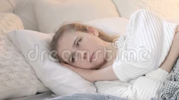生病的年轻女子睡觉时咳嗽咳嗽视频的预览图