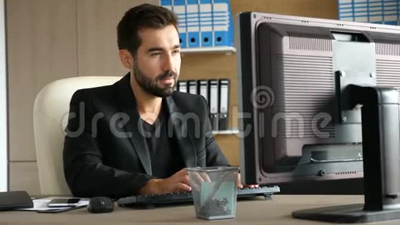 商人在电话铃响时在电脑上打字视频的预览图