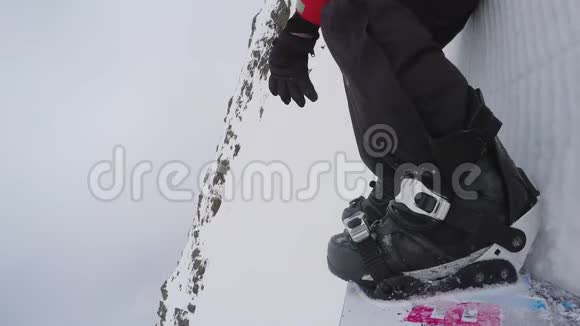 滑雪者戴上手套开始倾斜摄像头固定在船上视频的预览图