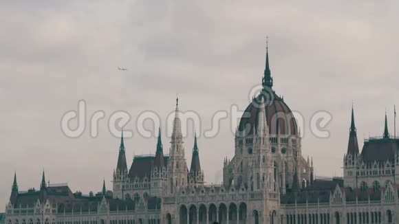 世界著名的布达佩斯议会大厦是在哥特式建筑的背景下从高空飞行的视频的预览图