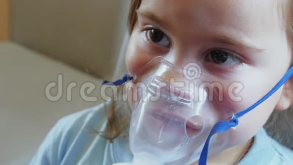 戴口罩的儿童吸入药物视频的预览图