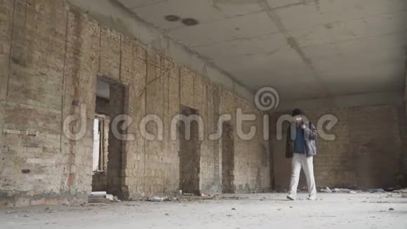 无家可归的病人在废弃的大楼里搜东西视频的预览图