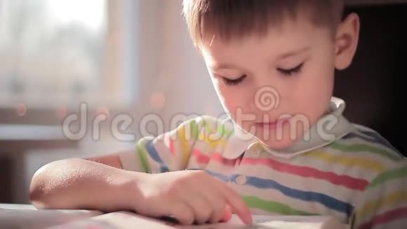 一个孩子学会阅读视频的预览图