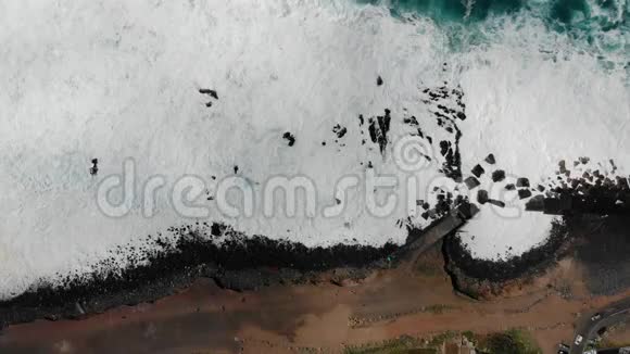 海浪撞击海岸线岩石视频的预览图