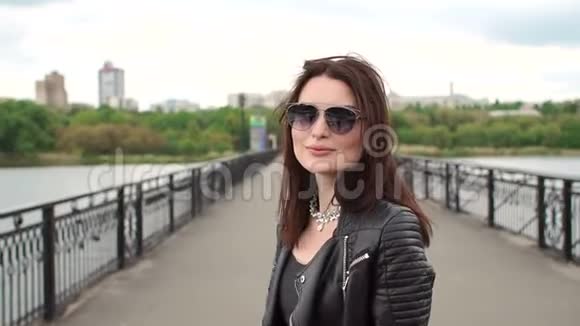 女孩走在桥上回头视频的预览图