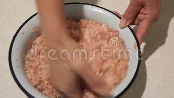 女人手揉碎肉视频的预览图