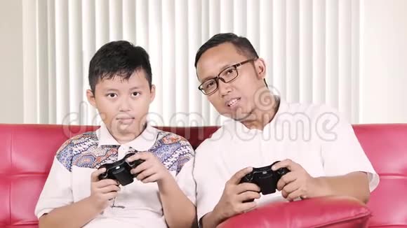 无聊的父子玩电子游戏视频的预览图