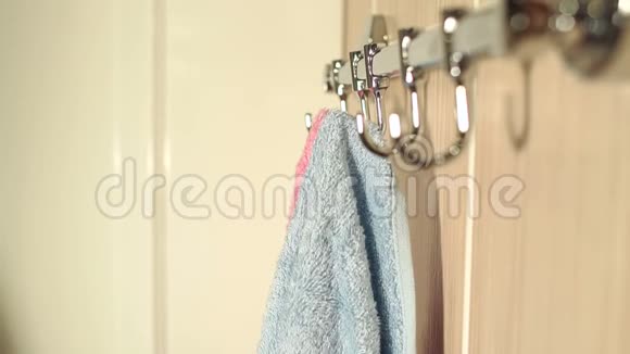 女孩的特写在浴室里拿起一条毛巾视频的预览图