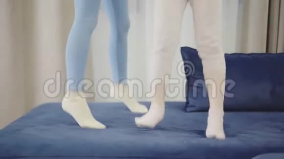 两个穿着紧身裤的小女孩在一张特大床上跳跃速度很快视频的预览图