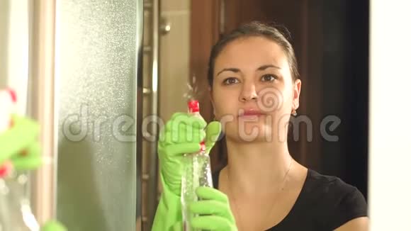 女孩在清洁时用湿的心镜视频的预览图