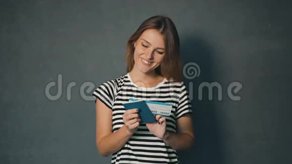 女孩在机票上阅读信息视频的预览图