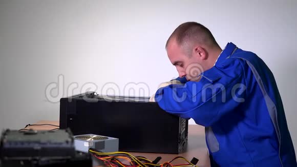 男技师工程师男将电脑主板从黑箱中取出视频的预览图