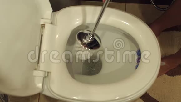 女人用刷子清洁浴室厕所视频的预览图
