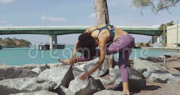 在河岸干活的黑人女孩视频的预览图
