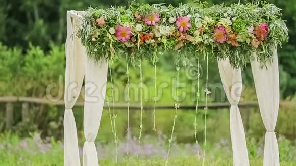 婚礼拱门在自然视频的预览图