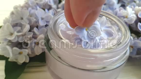 美丽的丁香花束丛植物乳膏视频的预览图
