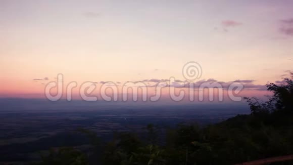 从黄昏的角度拍摄山景和五彩缤纷的天空景色视频的预览图