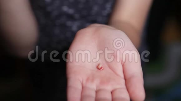 手里的男孩撕下一颗小牙齿婴儿手里拿着一颗牙齿婴儿奶牙在孩子手宝贝视频的预览图