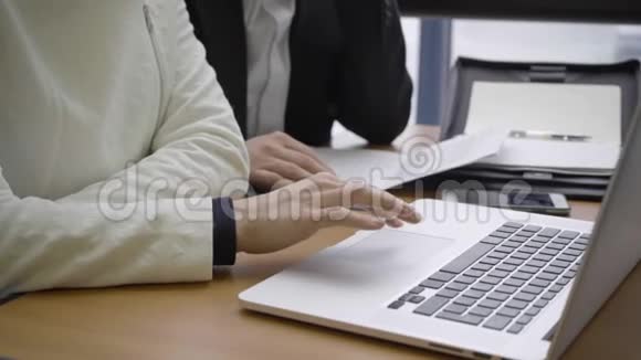 商业团队坐在电脑前视频的预览图