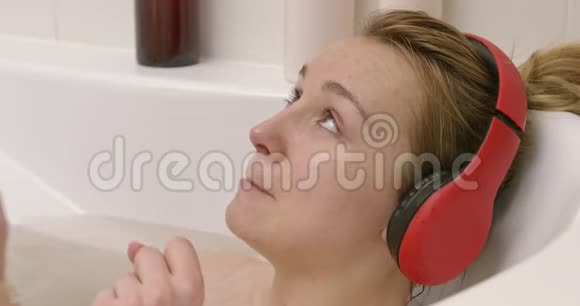 在浴缸里听音乐和唱歌视频的预览图