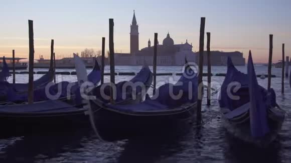 与圣乔治马吉奥雷的威尼斯贡多拉斯和船只交通视频的预览图