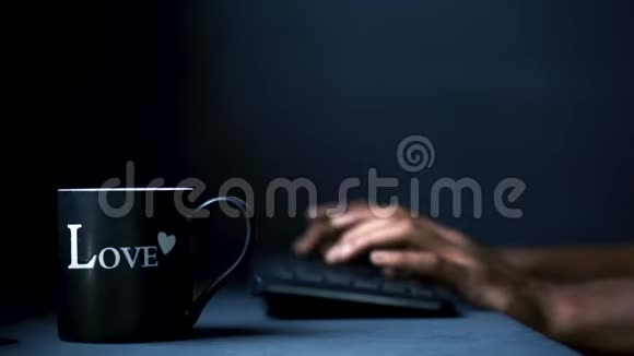 黑色咖啡杯上写着爱视频的预览图
