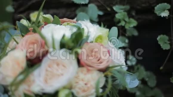 婚礼花束玫瑰和康乃馨婚礼当天新娘花束不同的花束气味视频的预览图