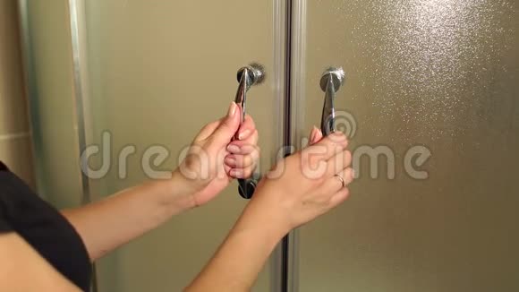 特写女孩打开淋浴间的玻璃门视频的预览图