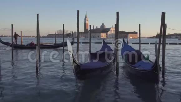 与圣乔治马吉奥雷的威尼斯贡多拉斯和船只交通视频的预览图