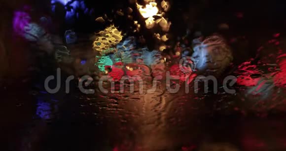 晚上在玻璃上下一滴雨视频的预览图
