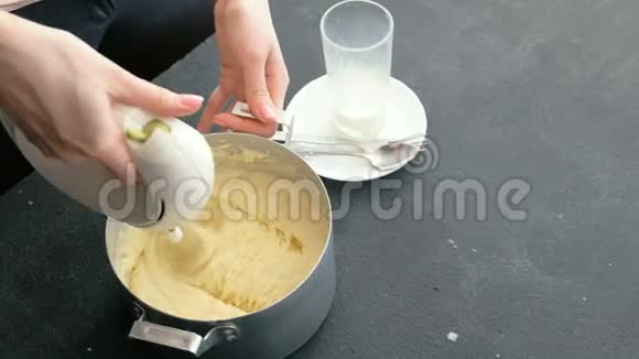 特写女士用平底锅搅拌机手工制作土豆泥做土豆泥视频的预览图