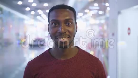 黑人非裔美国人微笑脸肖像视频的预览图