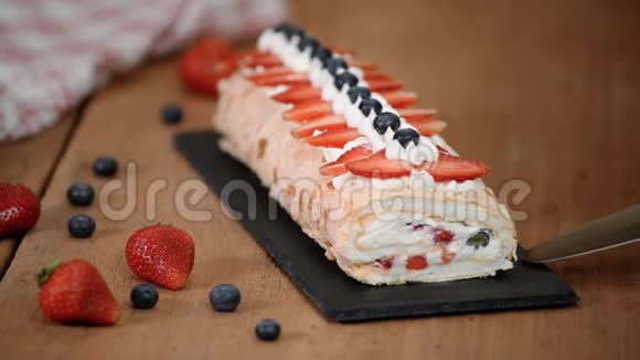 奶油卷蛋糕自制的麦林果蛋糕蓝莓和草莓视频的预览图