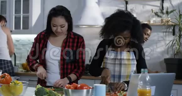 厨房里准备食物的人视频的预览图