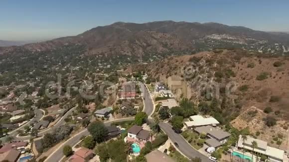 加州格伦代尔的街区道路和山脉的空中拍摄视频的预览图