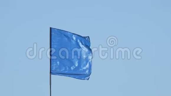 蓝天背景上的蓝旗视频的预览图