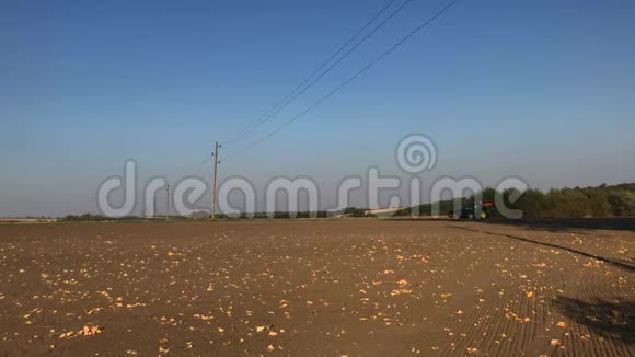 联合收割机农场在阳光明媚的秋日视频的预览图
