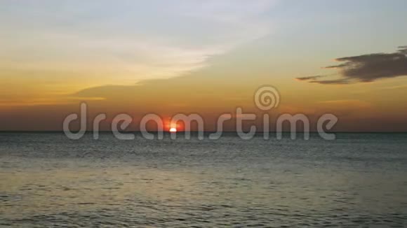 阿鲁巴岛鹰滩上令人惊叹的日落加勒比难忘的景色视频的预览图