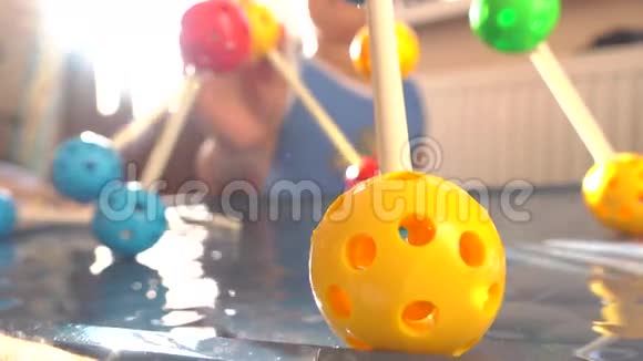 男孩玩彩色塑料建筑套装球和别针4K关闭视频视频的预览图