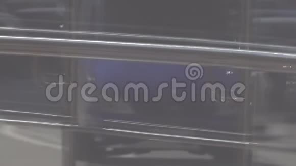 汽车交通橱窗里的倒影视频的预览图