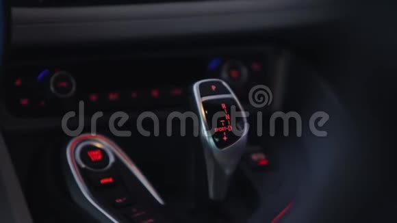 汽车内部自动变速箱换档旋钮视频的预览图