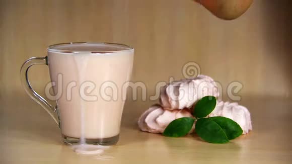 男人嘴和舌头喝酸奶在透明玻璃在木制背景慢动作视频的预览图