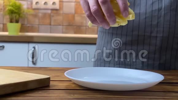 一只手把炸薯条放在盘子里慢动作视频的预览图