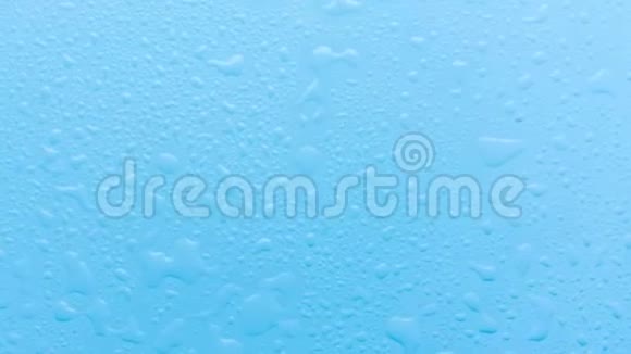 蓝色表面有水滴和溅出的清水把相机从上到下移到背景视频的预览图